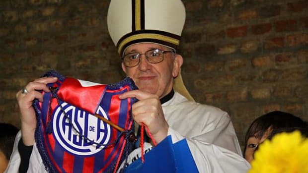 Clubes e figuras do futebol homenageiam Papa Francisco