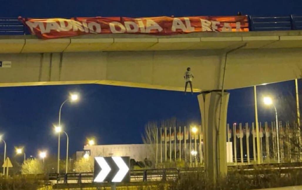 Justiça condena quatro torcedores por ‘boneco enforcado’ de Vini Jr