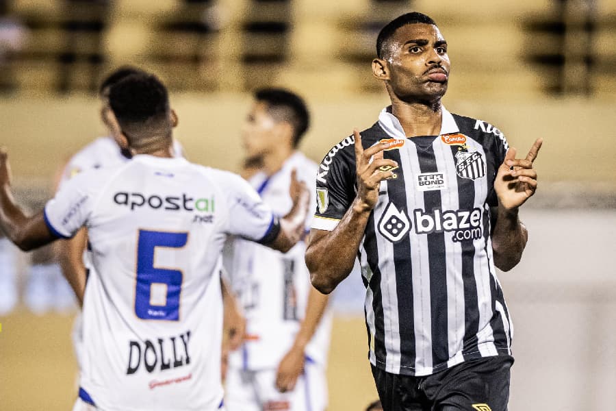 Santos cria pouco, sofre no fim, mas vence o Água Santa no ABC