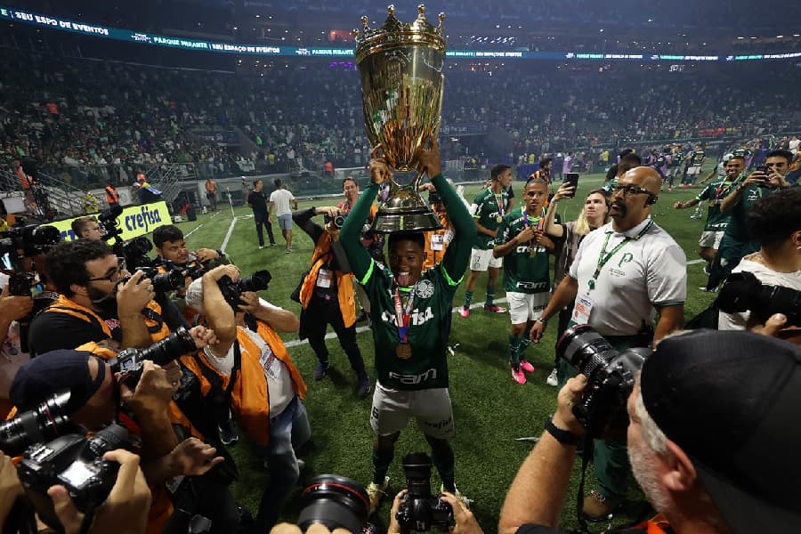 Endrick diz sentir falta de privacidade e reclama de assédio exagerado