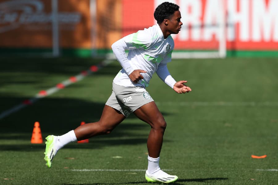 Endrick explica força física e diz que já foi comparado a Adriano Imperador