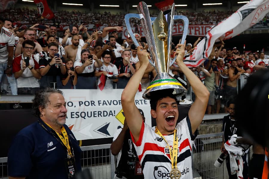 Destaque no título do São Paulo, Moreira se divide por Brasil e Portugal