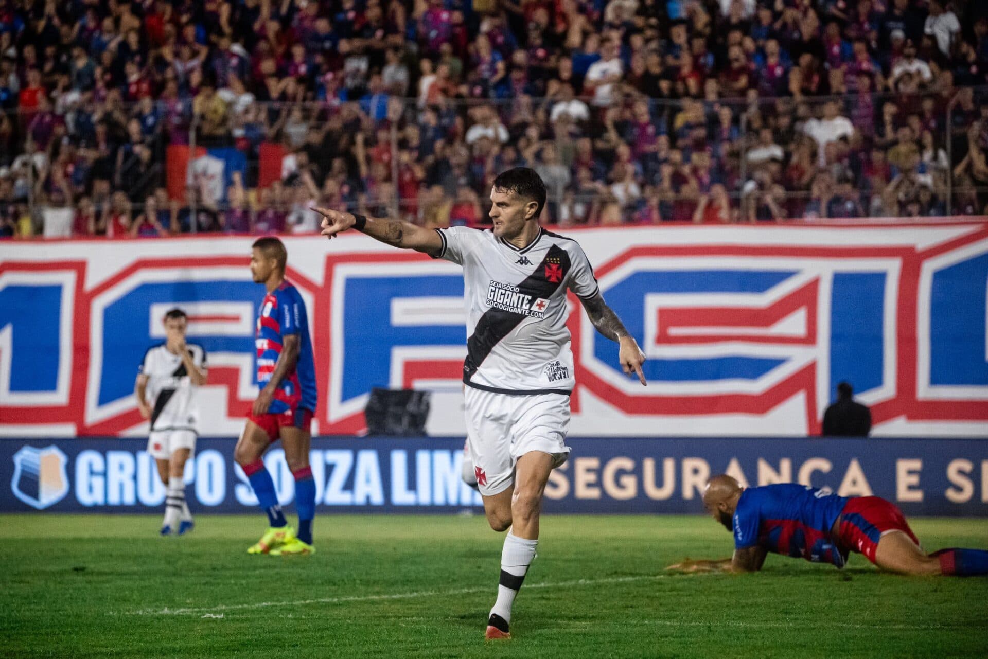 Vasco bate o Marcílio Dias e se classifica para a 2ª fase da Copa do Brasil
