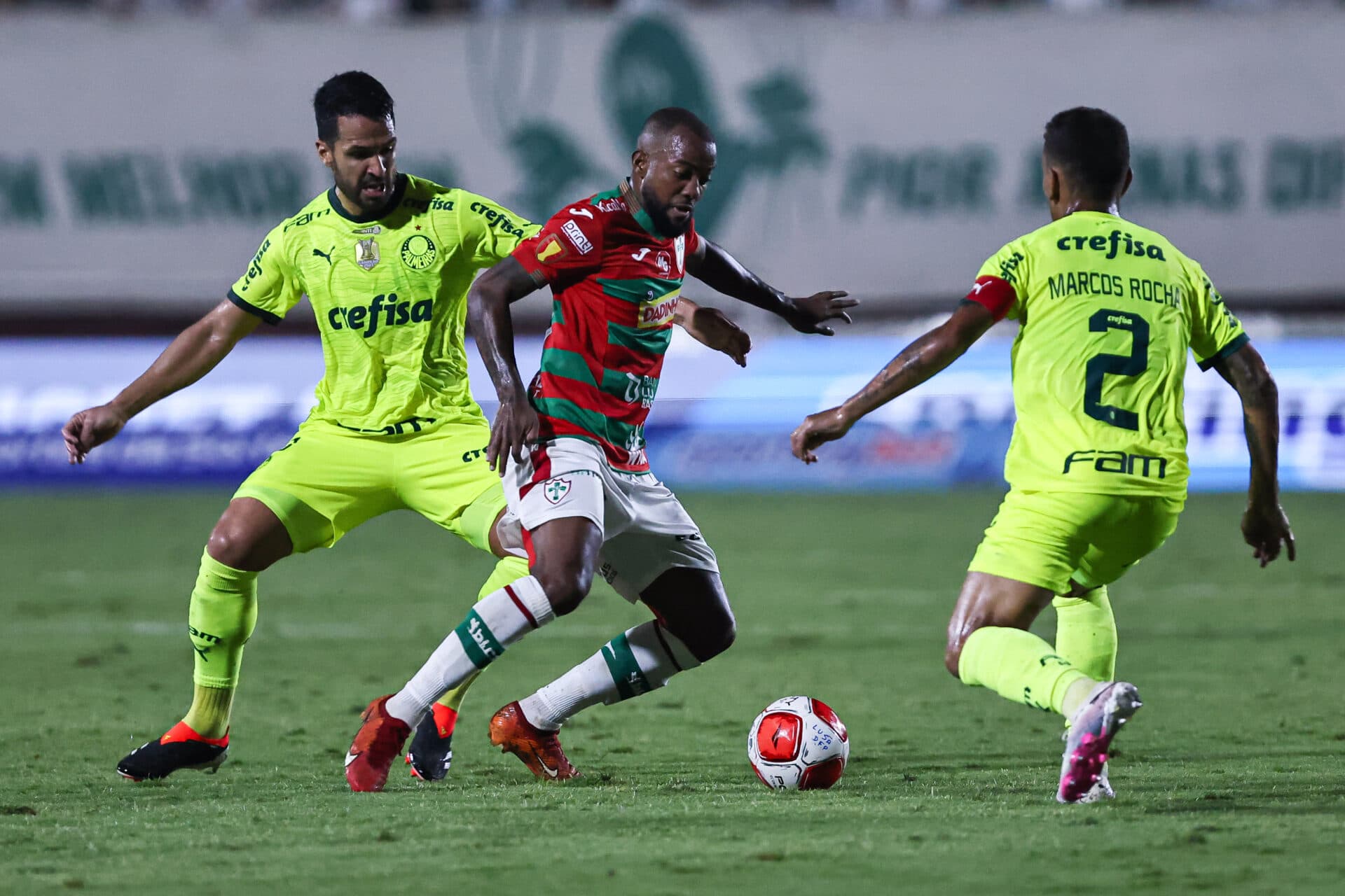 Palmeiras vence a Portuguesa e assume melhor campanha do Paulistão