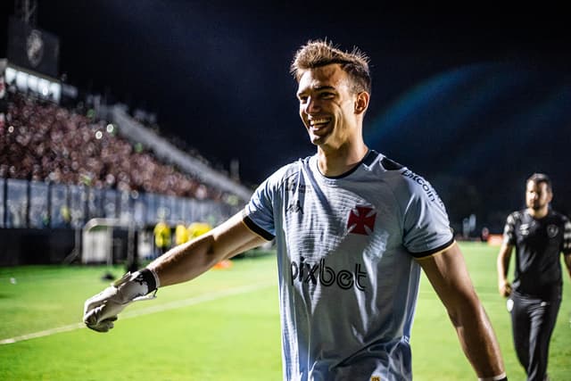 Léo Jardim tem sequência recorde de jogos no Vasco