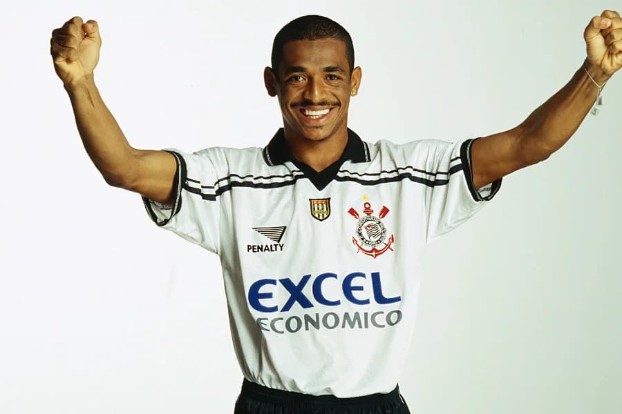 Há 25 anos, ensaio nu rendeu a Vampeta reforma em cinema (e bronca de Luxa)