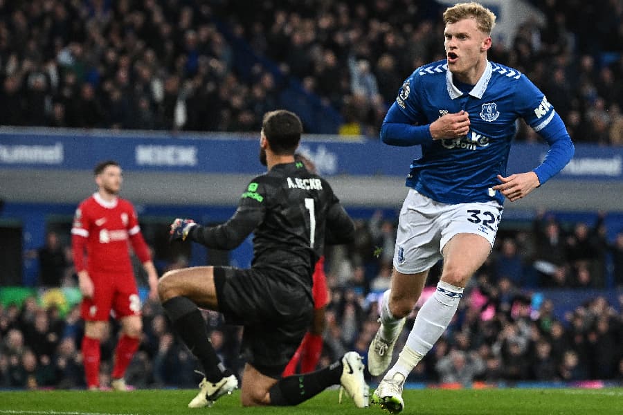 Liverpool perde para o Everton e se complica em corrida pela Premier League