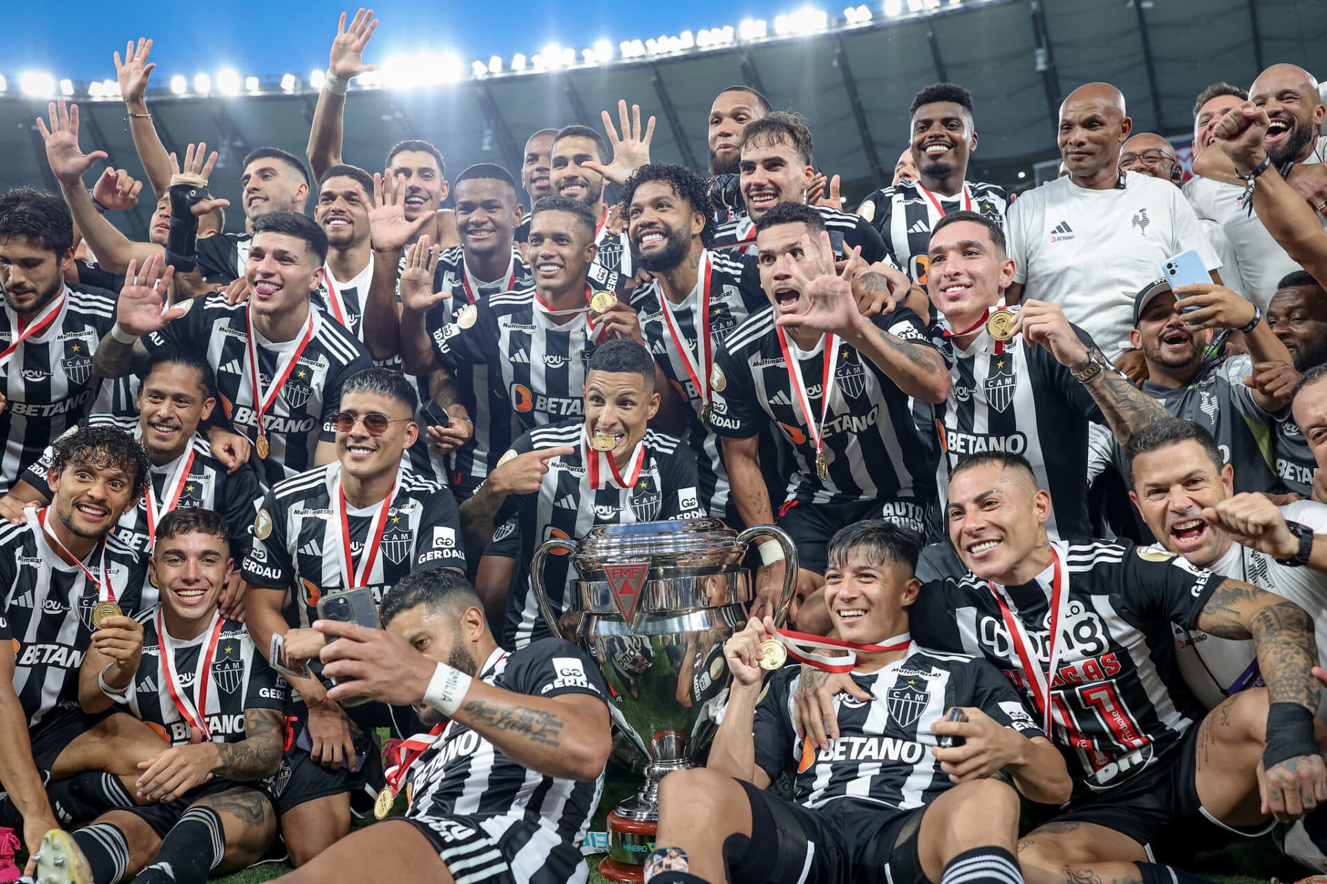 Galo vence o Cruzeiro de virada e é pentacampeão mineiro