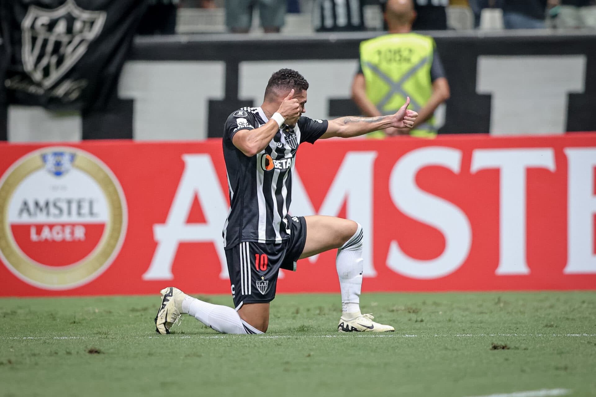 Galo bate o Rosário Central após sofrer susto e lidera grupo na Libertadores