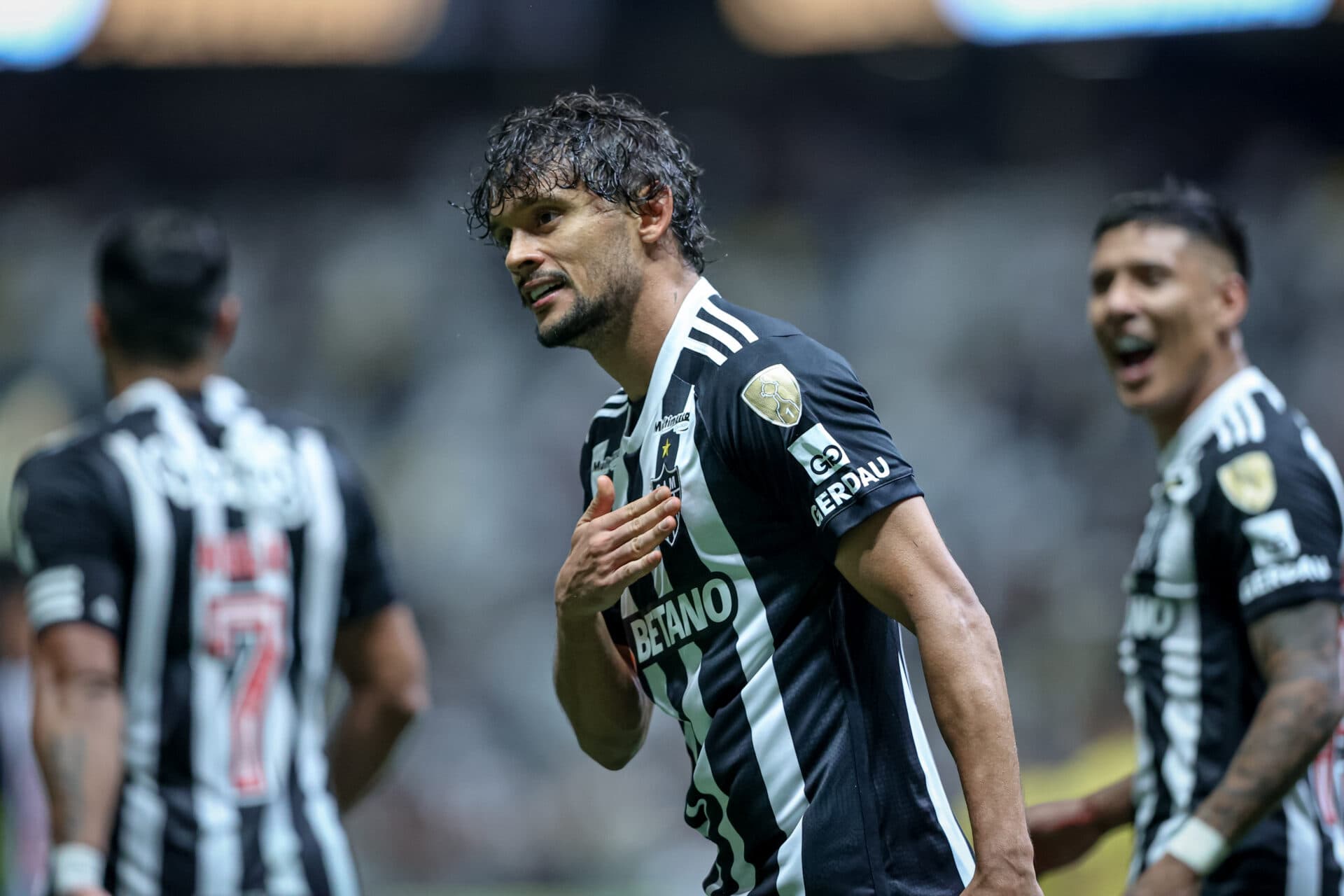 Galo bate Peñarol com susto no final e segue 100% na Libertadores