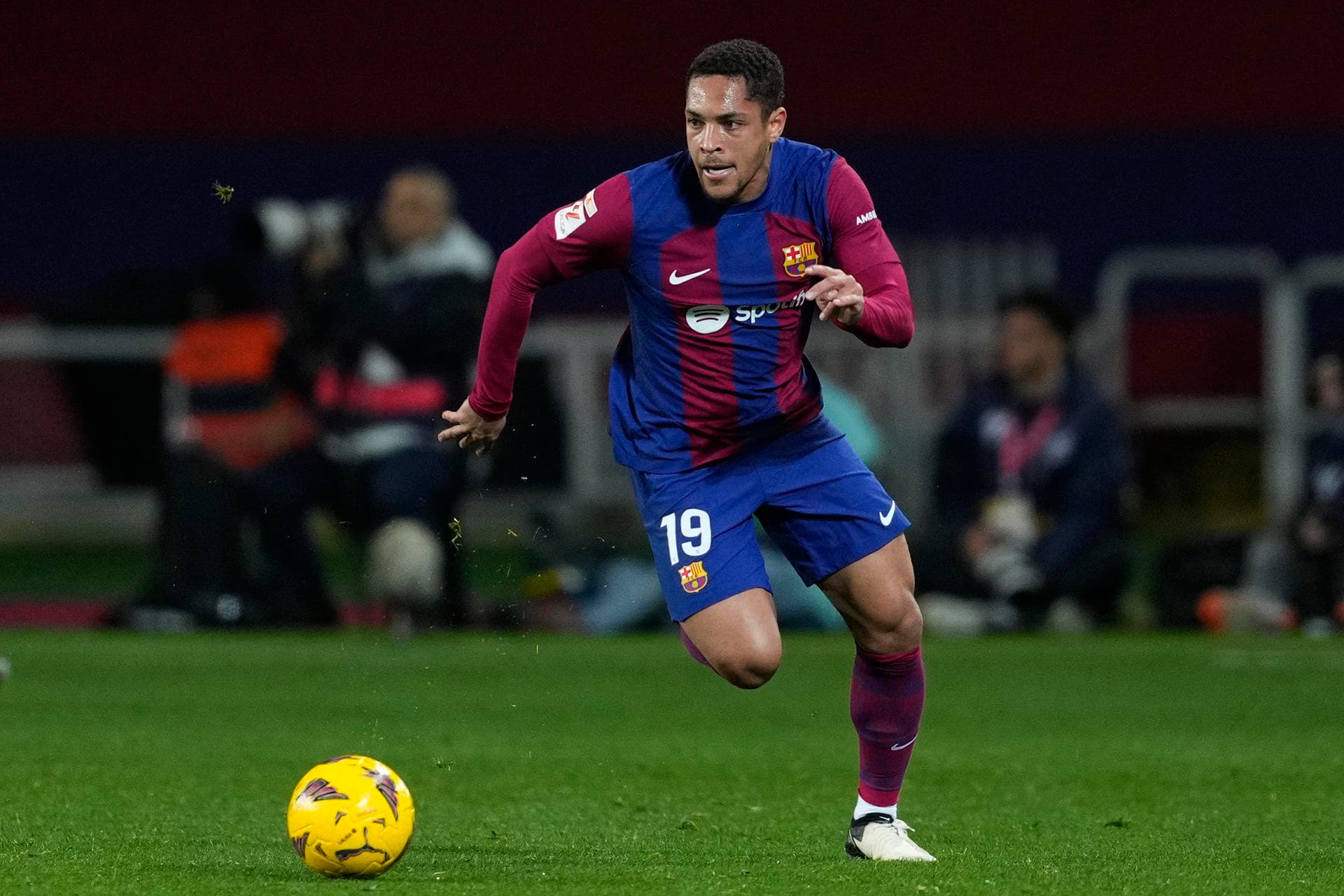 Vitor Roque tem futuro ‘mais fora que dentro’ do Barça, diz jornal