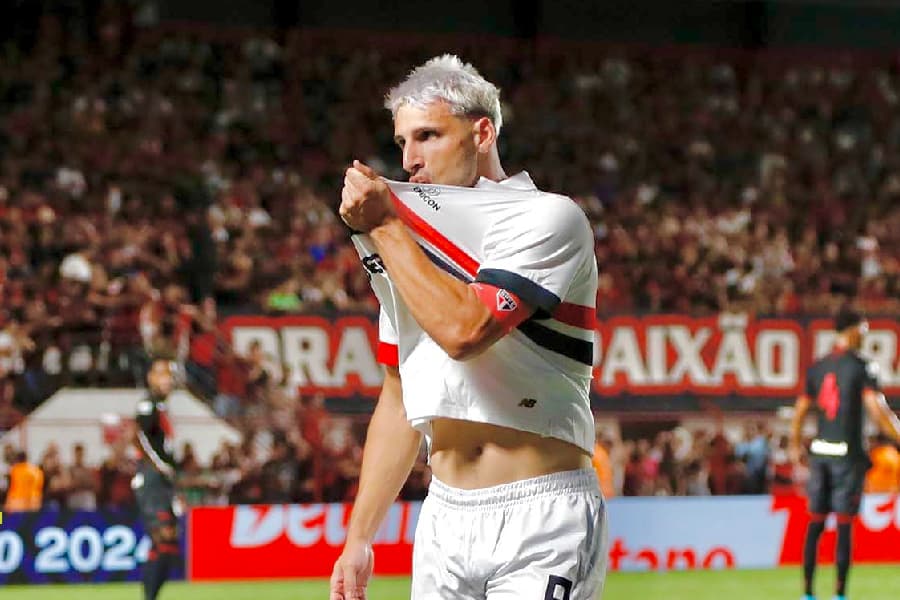 Sob olhar de Zubeldía, São Paulo vence o Atlético-GO fora de casa