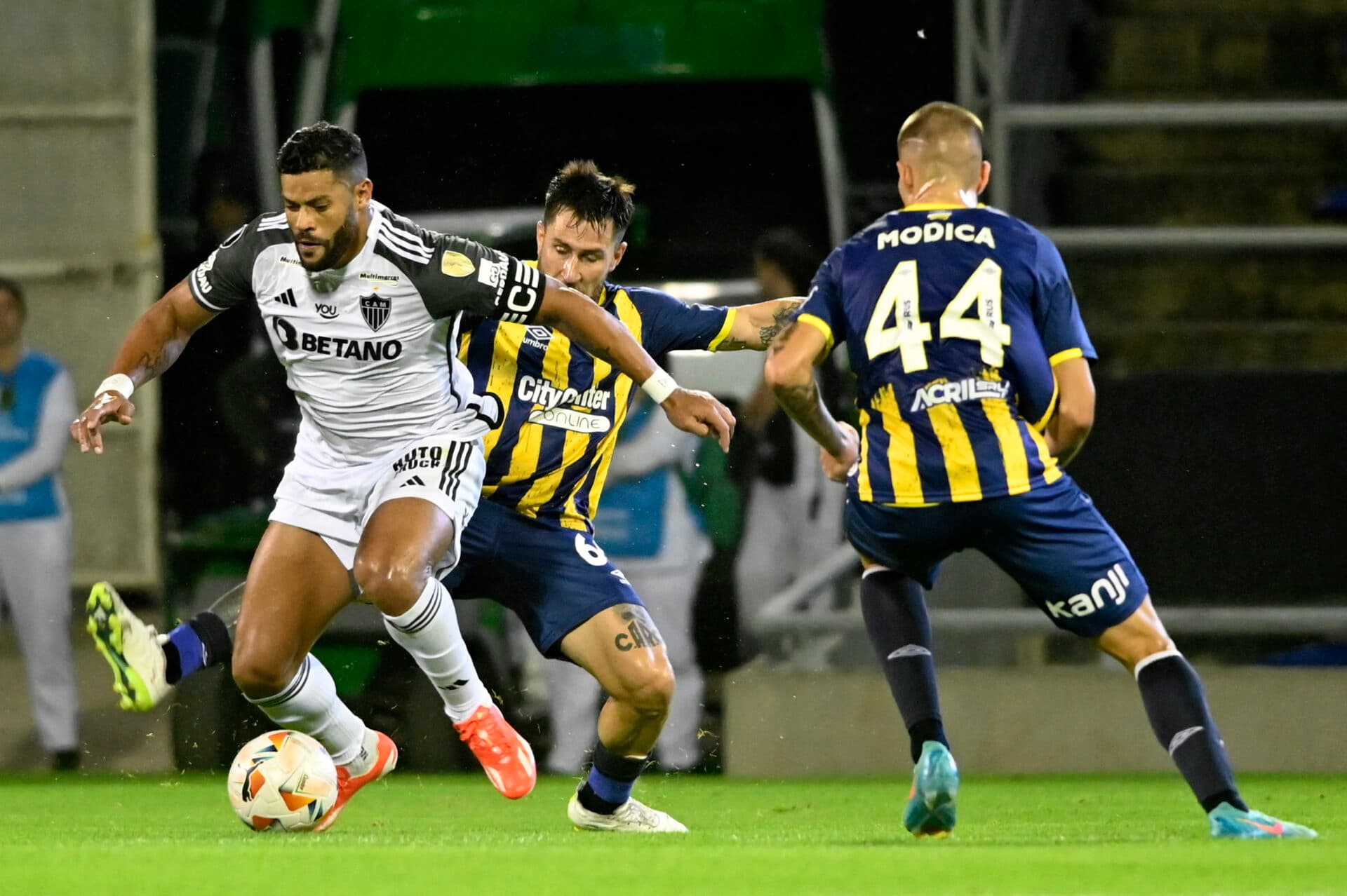 Galo vence o Rosário Central e garante classificação antecipada às oitavas