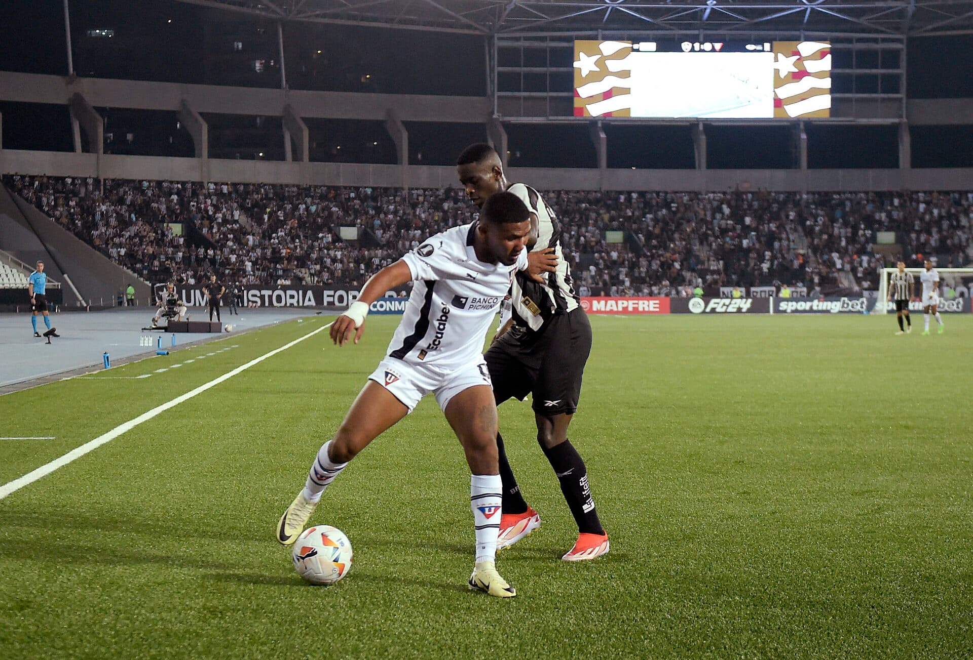 Botafogo vence a LDU, deixa a lanterna e mantém sonho das oitavas vivo