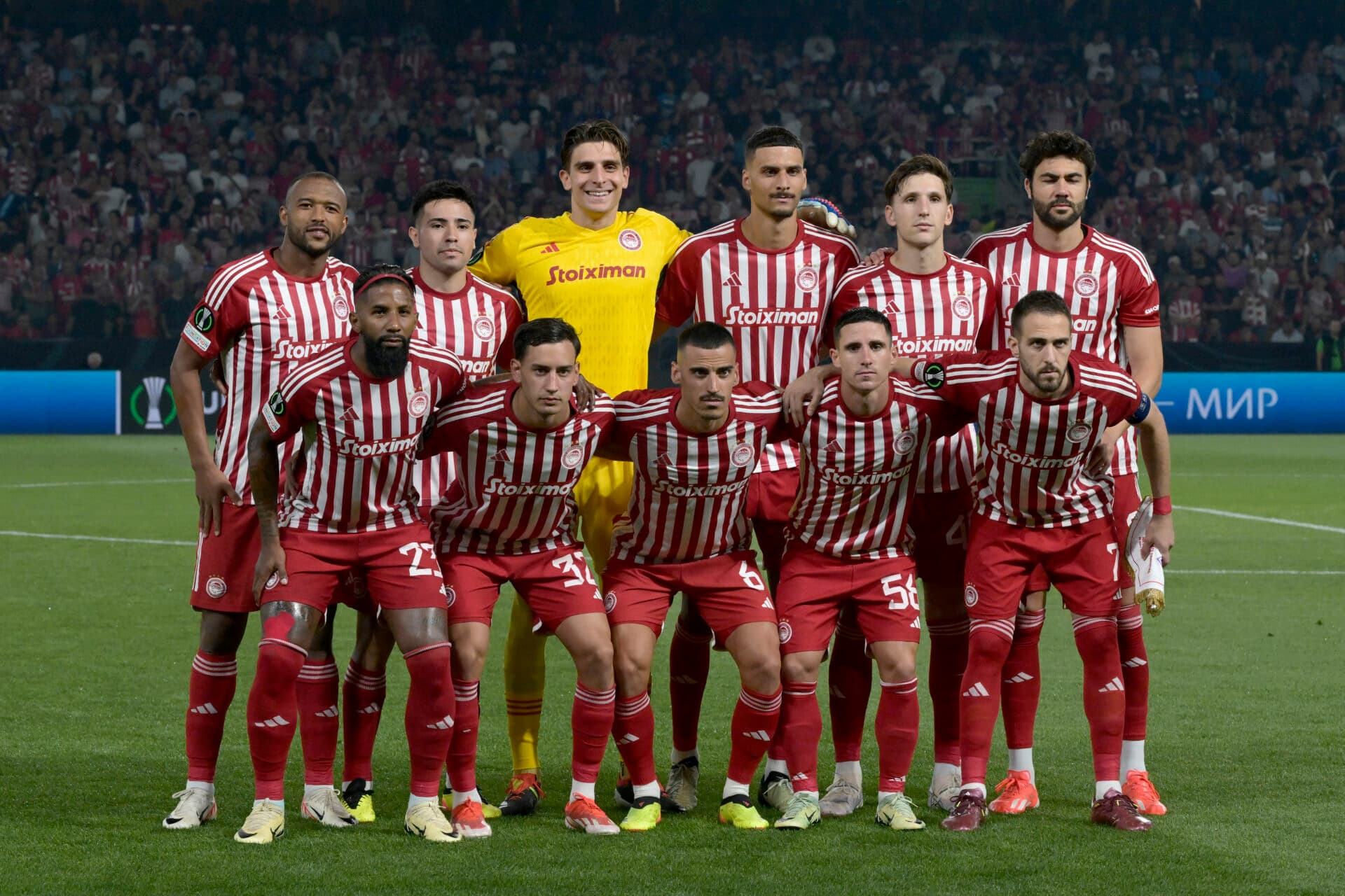 Olympiacos faz história contra Fiorentina e é campeão da Conference League