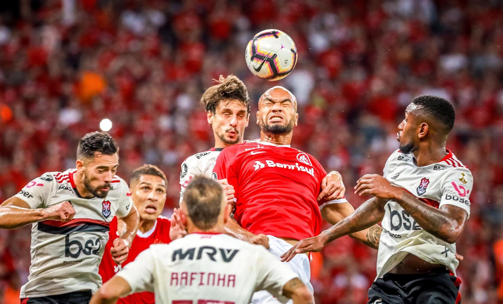 Precisando de zagueiro? Confira nomes acessíveis no mercado