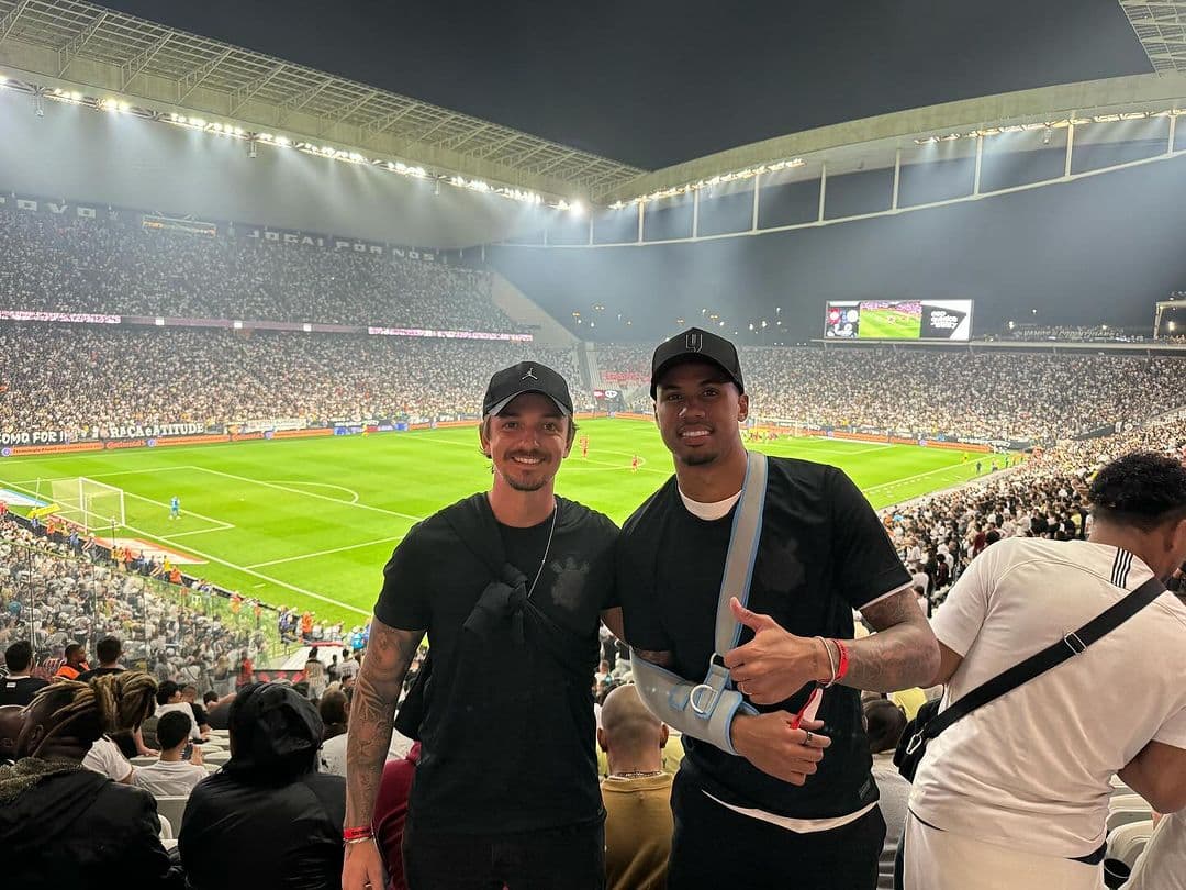 Zagueiro do Arsenal e da seleção vai a jogo do Corinthians de metrô