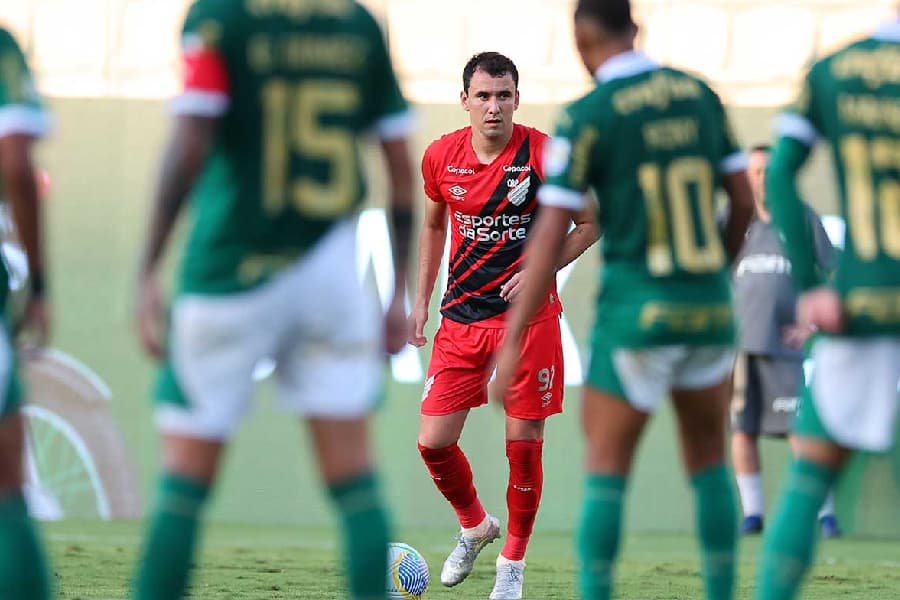 Athletico supera o Palmeiras e retoma a liderança do Brasileirão