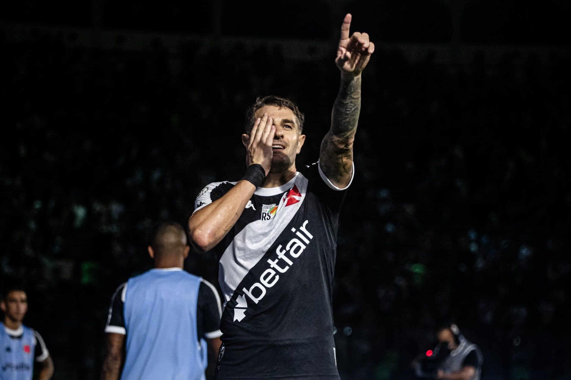 Vasco vence confronto direto contra o Vitória e deixa Z-4