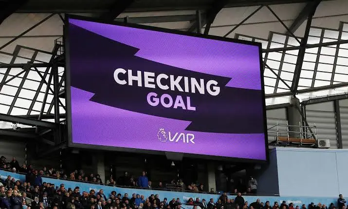 Clubes da Premier League decidem manter VAR