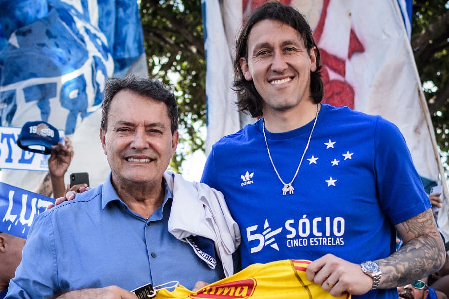 Cássio chega a Belo Horizonte e veste camisa do Cruzeiro