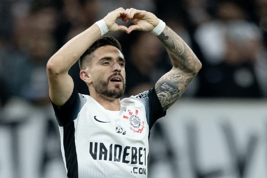 Com show de Coronado, Corinthians bate Racing e garante 1ª posição