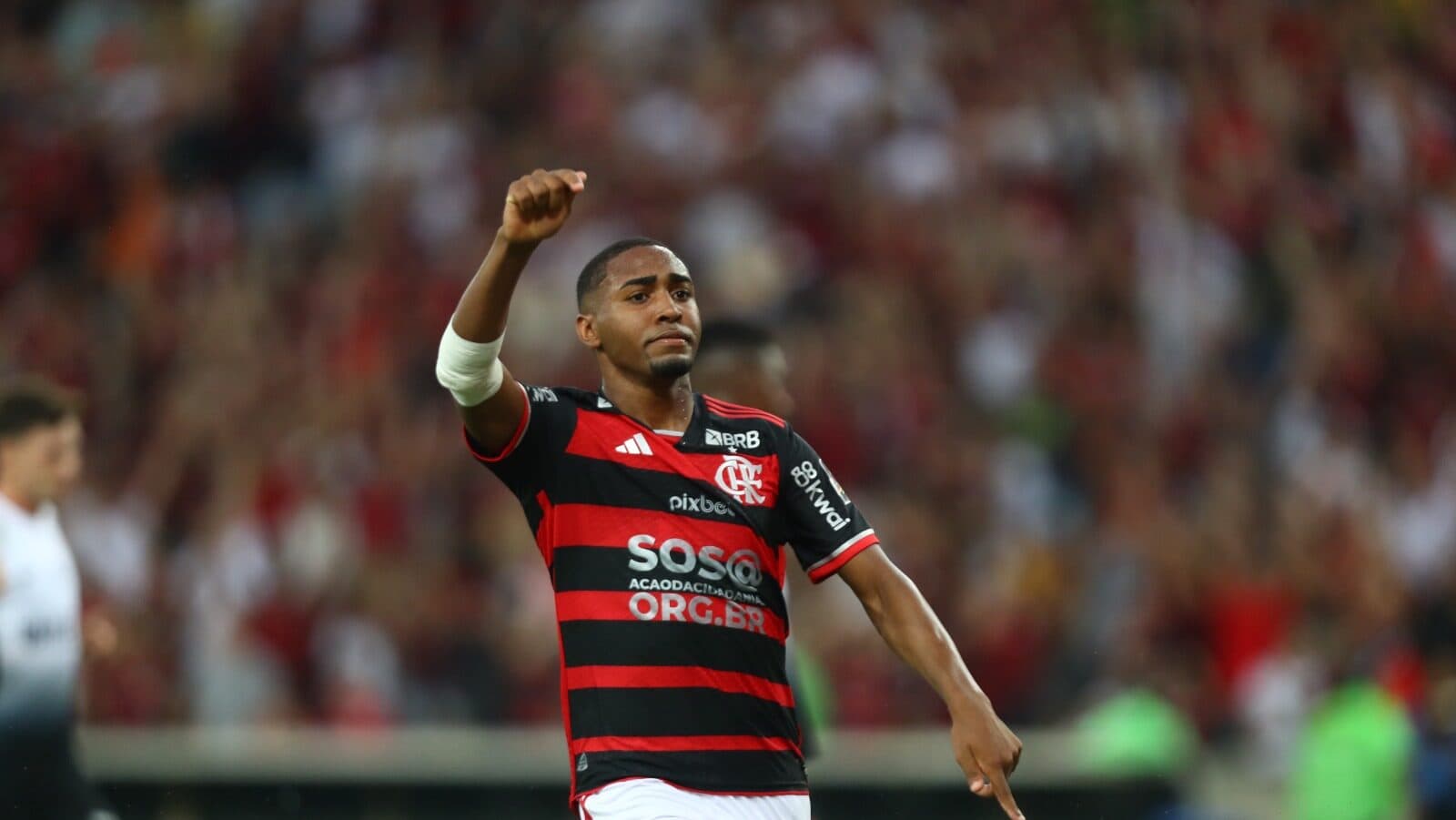 Flamengo alivia pressão, vence Corinthians e assume liderança do Brasileirão