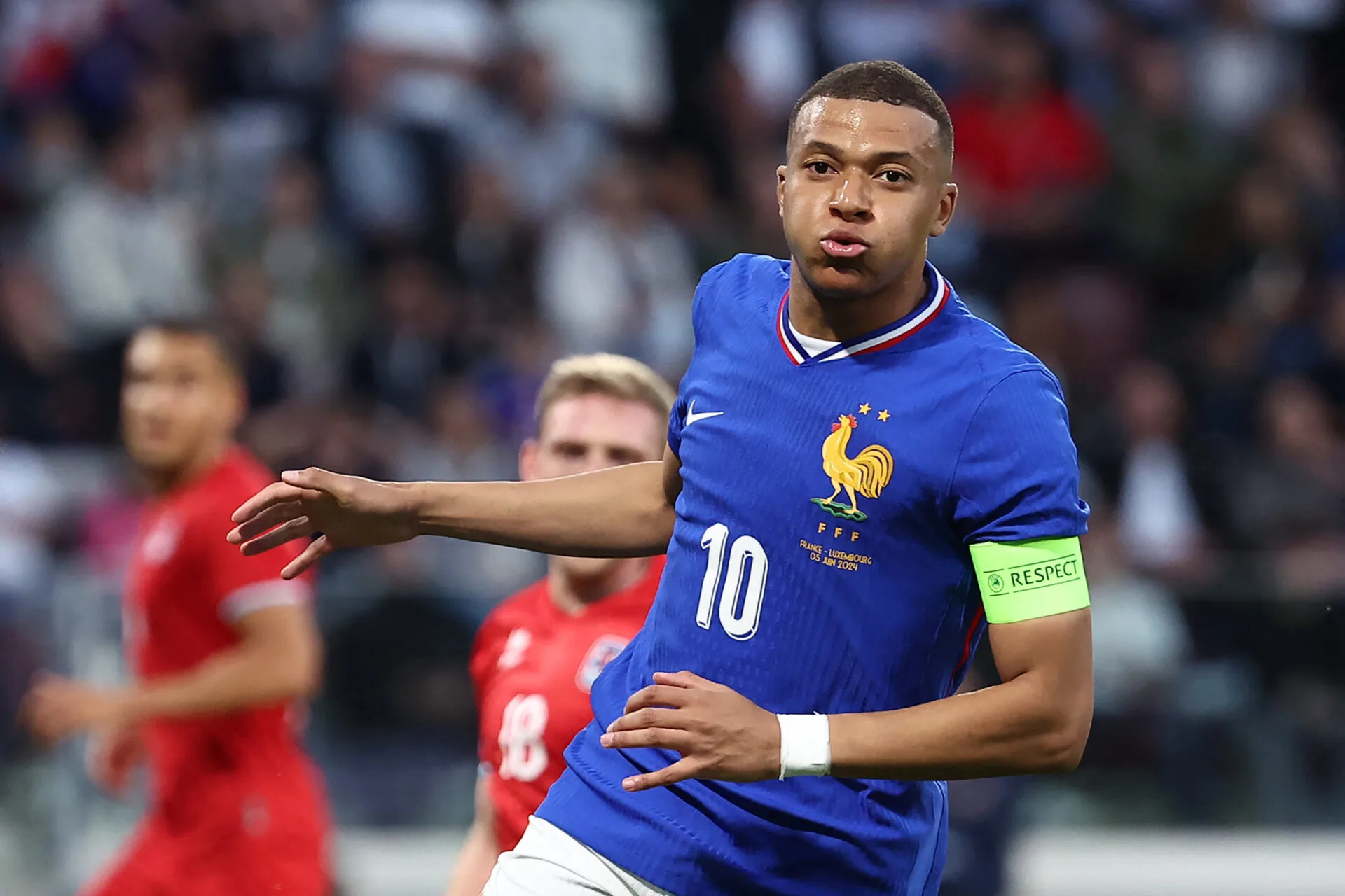 Mbappé brilha como garçom e artilheiro, e França vence amistoso pré-Euro
