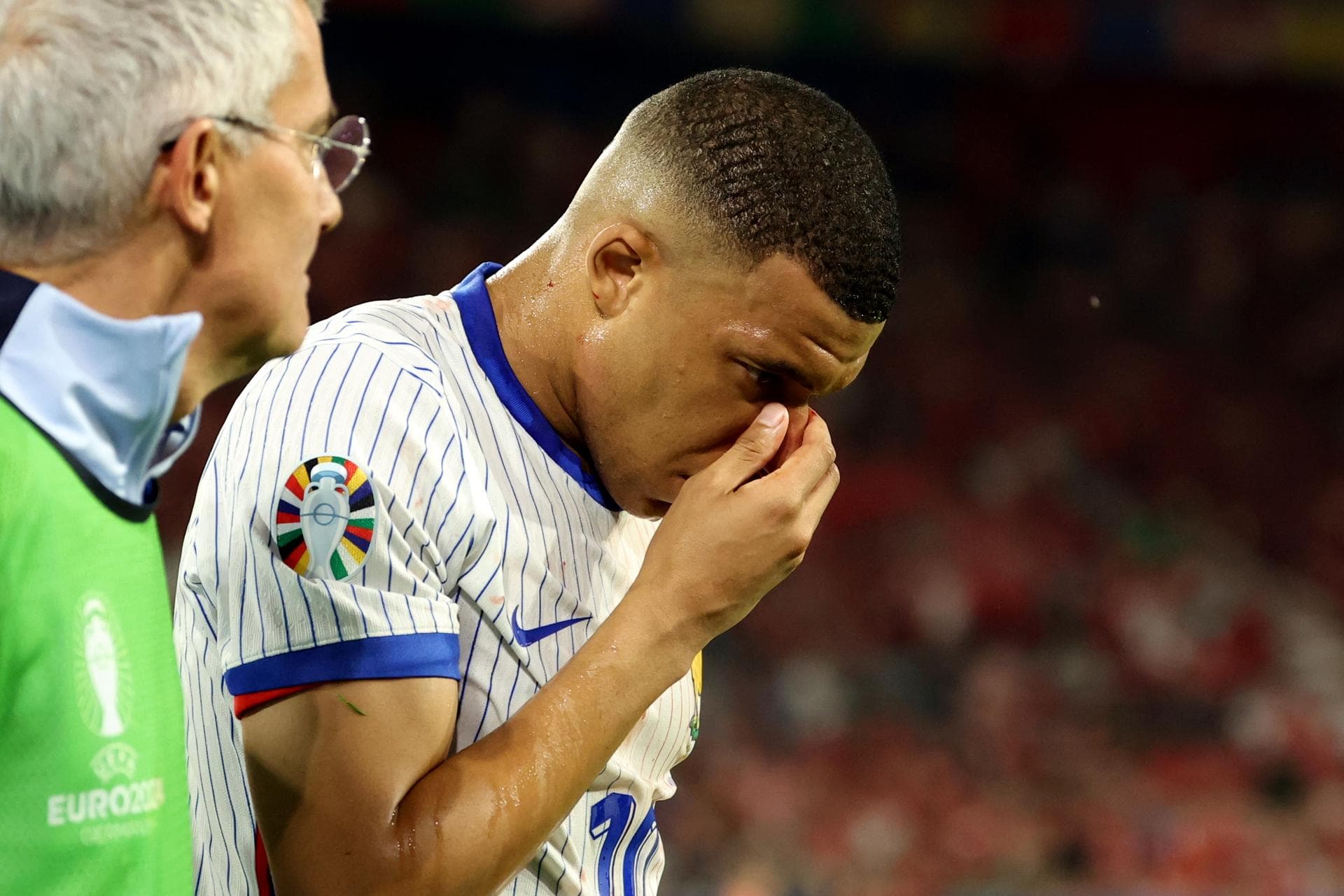 Com nariz quebrado, Mbappé deve ser desfalque contra a Holanda