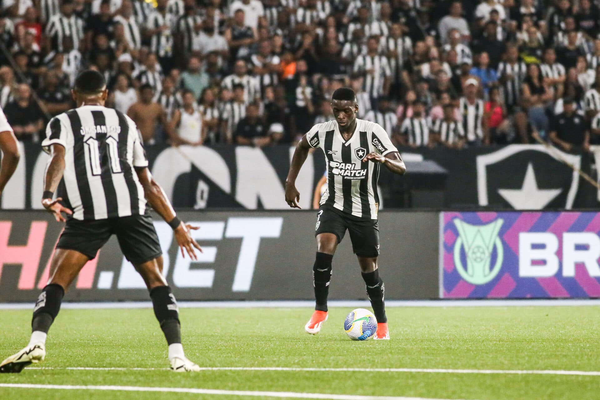 Botafogo faz lição de casa contra o Inter e segue na liderança isolada