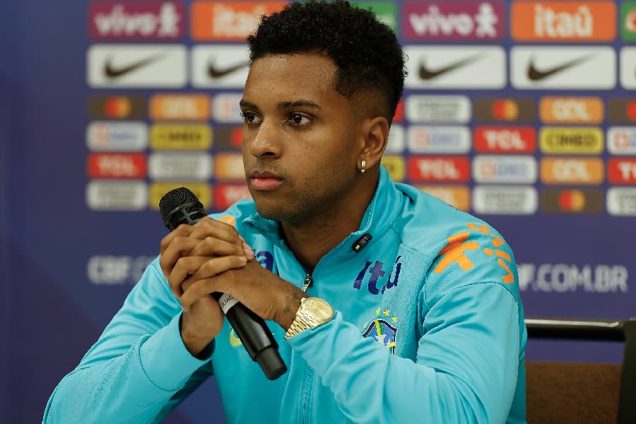 Rodrygo vê Brasil ansioso e expõe temor por campos reduzidos