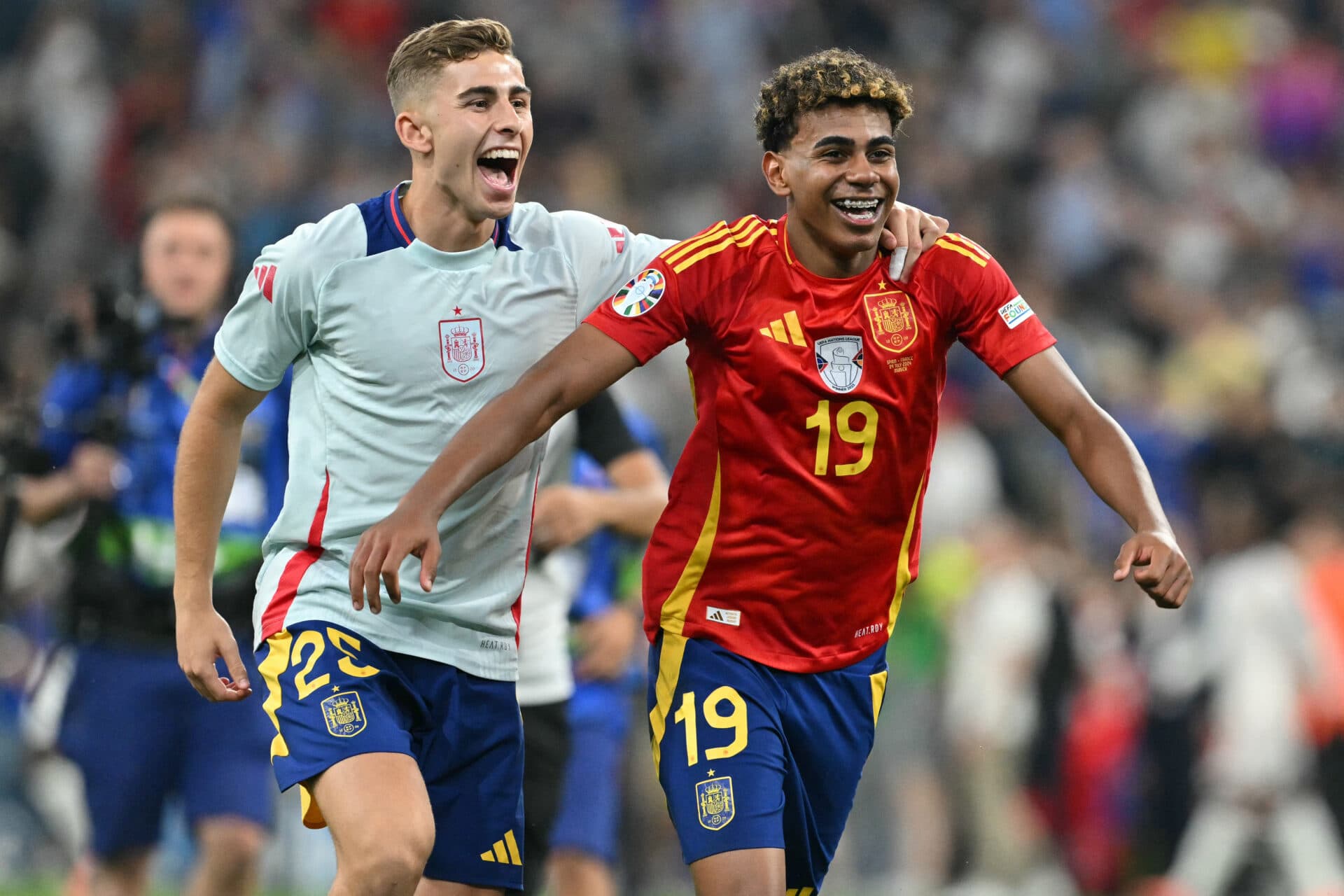Com brilho de Yamal, Espanha bate França e chega à final