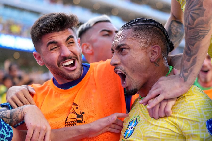 Os jejuns que Brasil encerra com gol de falta de Raphinha