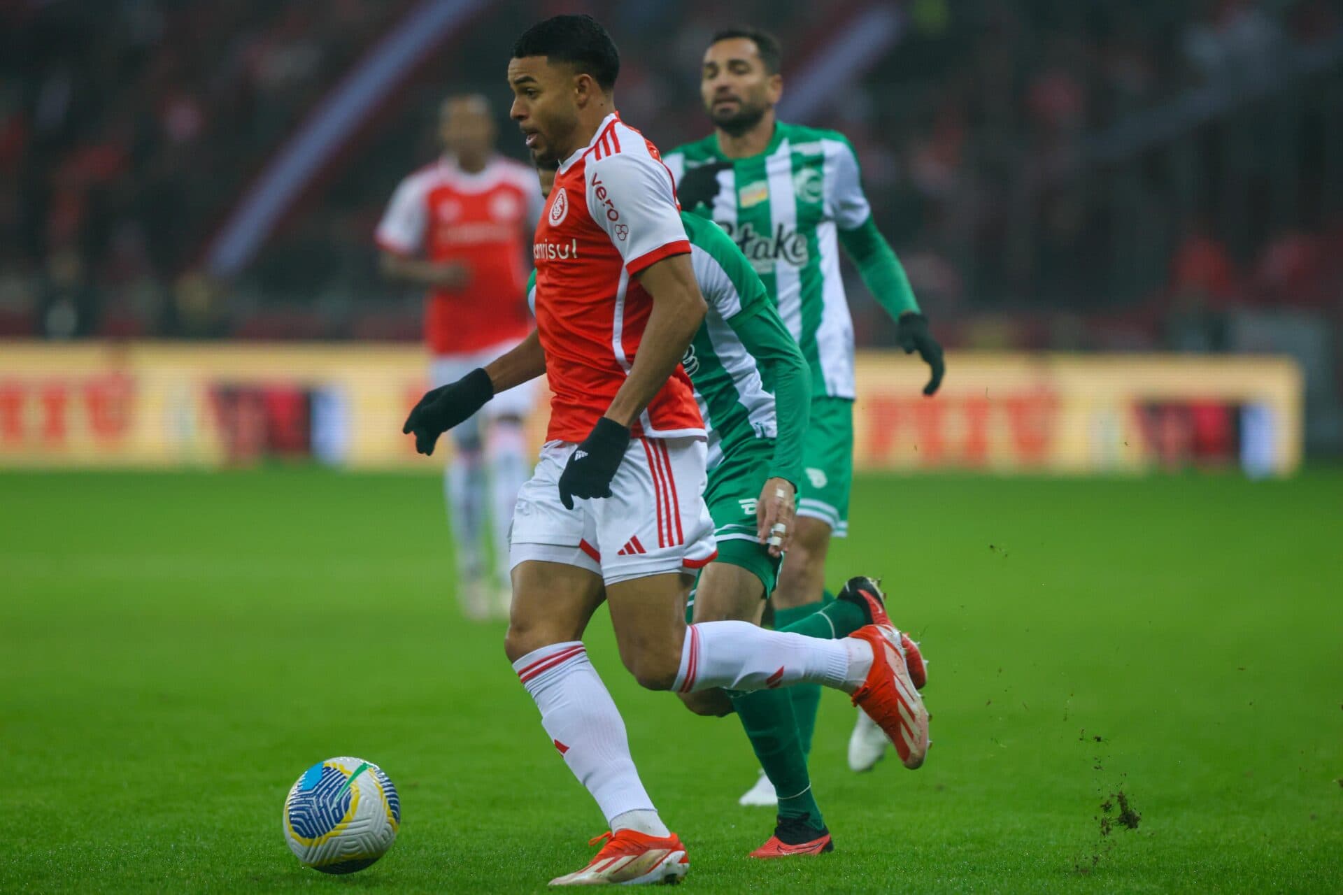 Juventude marca no final e leva vantagem contra o Inter para Caxias