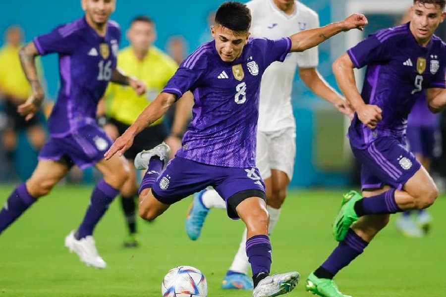 Textor confirma que Almada irá para o Lyon em janeiro