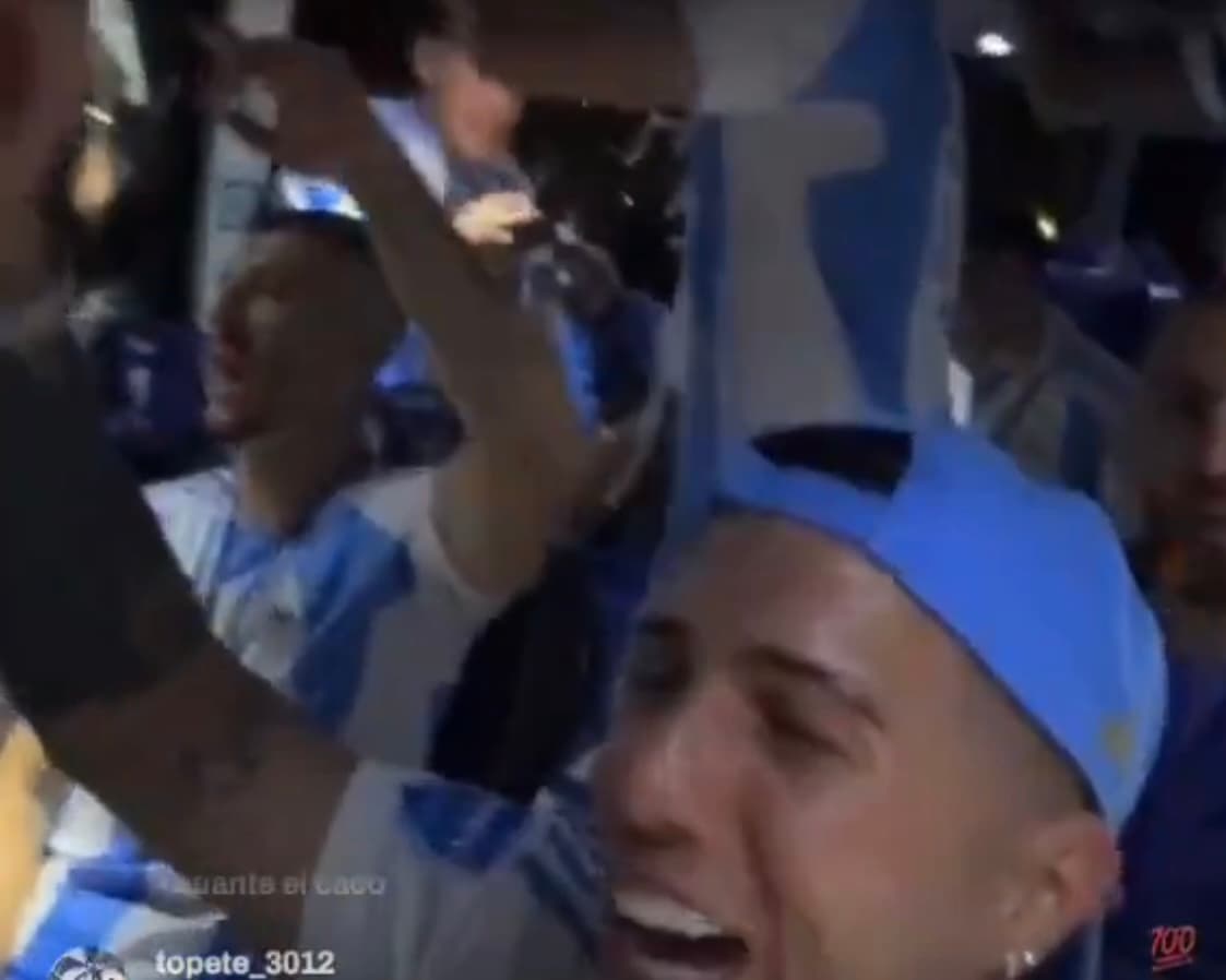 Enzo Fernández se desculpa por música racista cantada pela Argentina