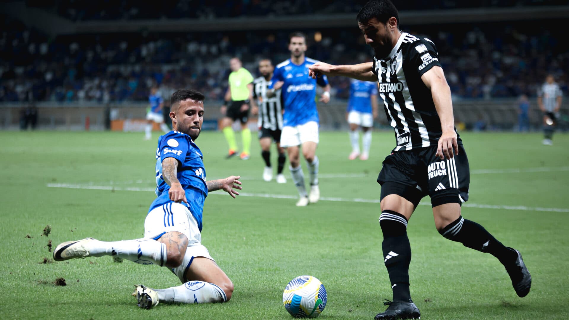 Cruzeiro e Atlético Mineiro ficam no empate sem gols em clássico quente
