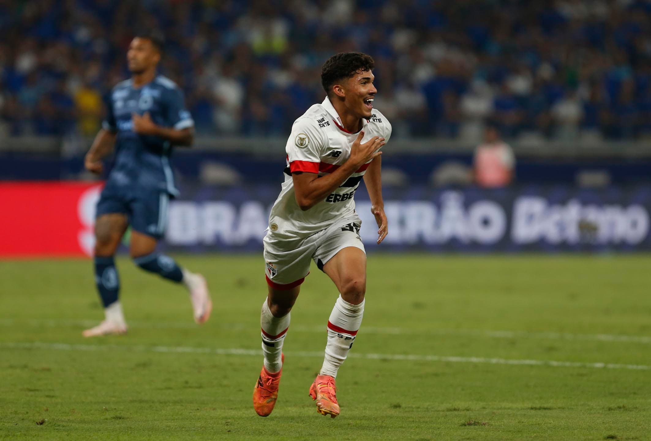 São Paulo vence confronto direto contra o Cruzeiro e cola no G-4
