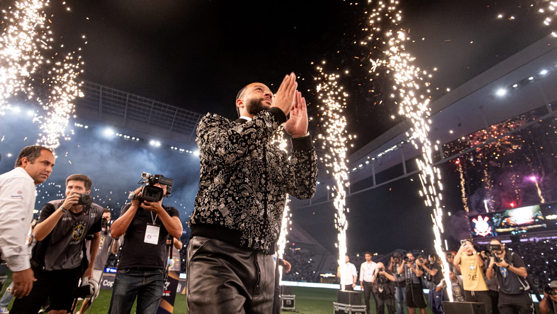 Como o Corinthians pode escalar o time com Memphis Depay