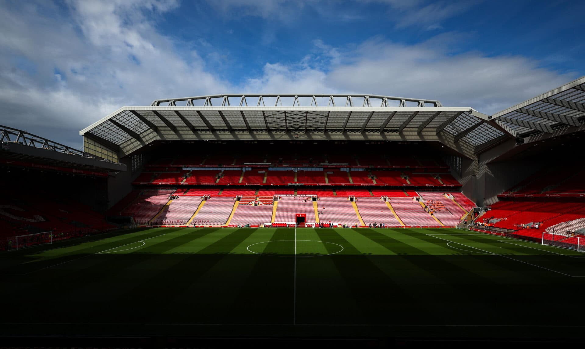 Quais são os estádios mais antigos da elite europeia