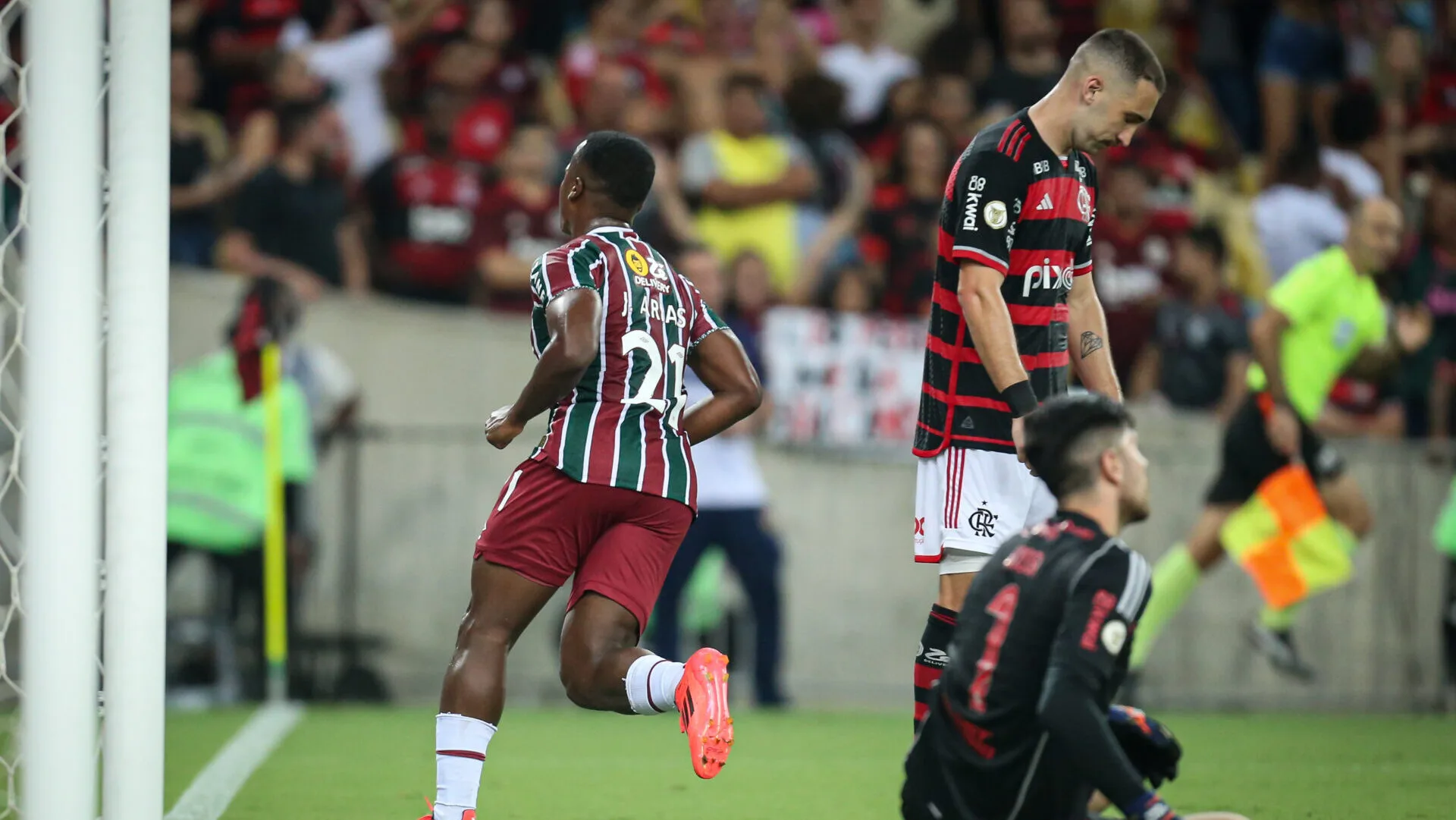 Fluminense vence clássico contra o Flamengo e escapa do Z-4