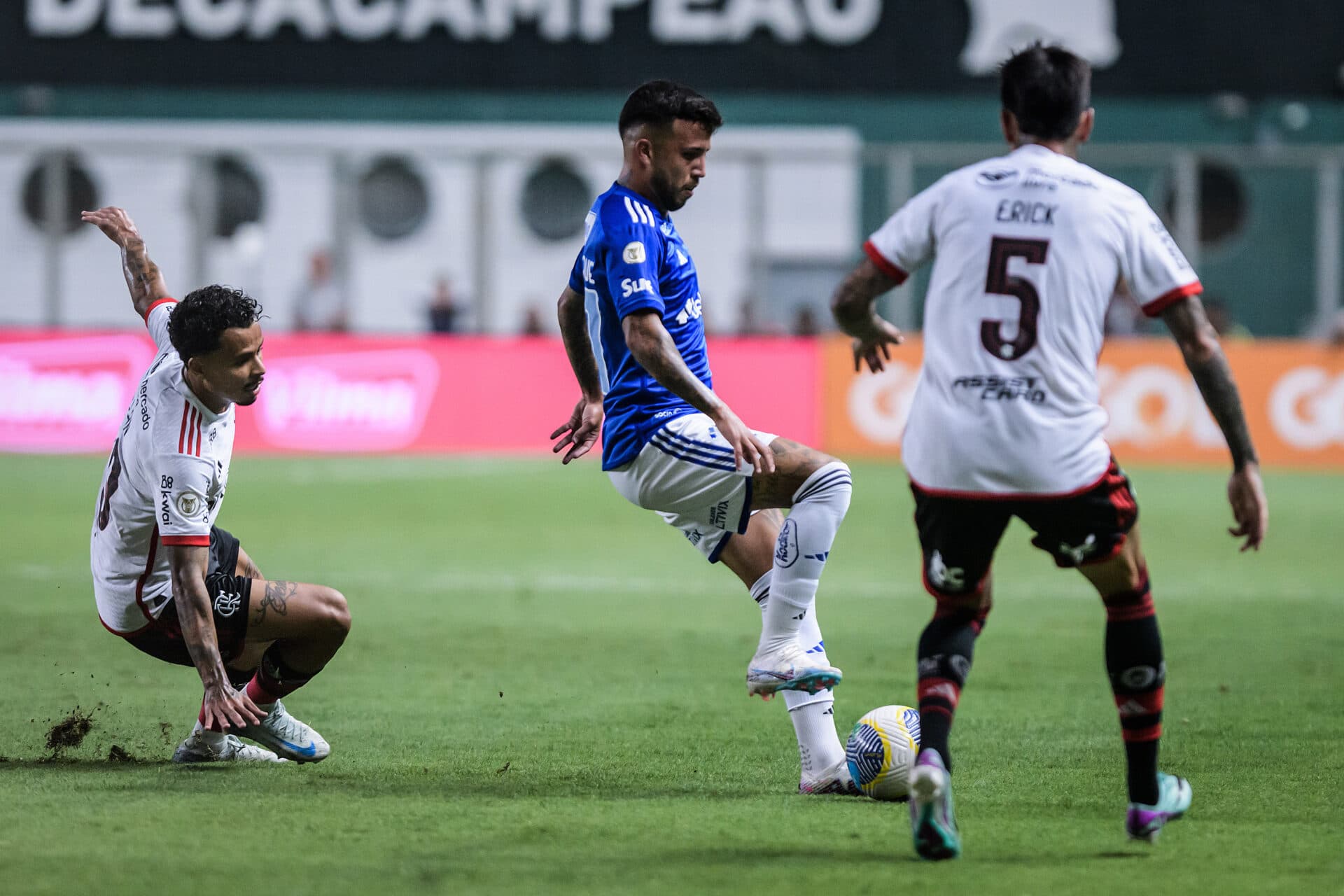 Flamengo vence o Cruzeiro e volta ao G-4 antes de final