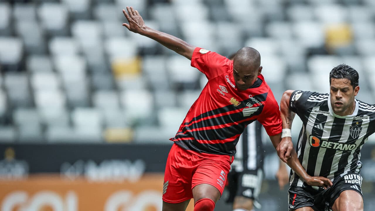 Atlético Mineiro vence e rebaixa Athletico Paranaense no Brasileirão