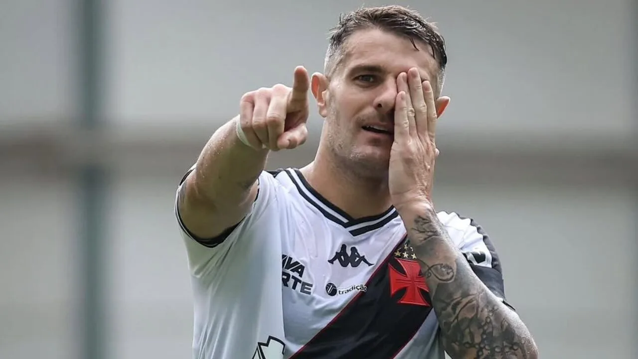 Com dois de Vegetti, Vasco supera Bragantino e sonha com Libertadores