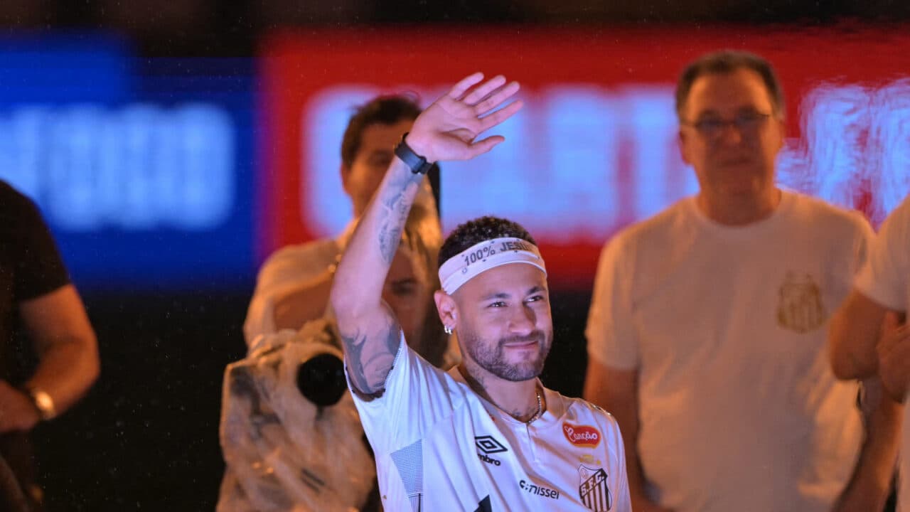Neymar retorna ao Santos com festa e garante: ‘Não vai faltar ousadia’