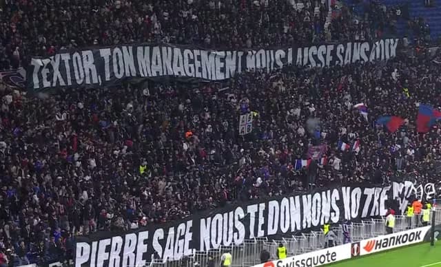 Torcida do Lyon protesta contra gestão de John Textor