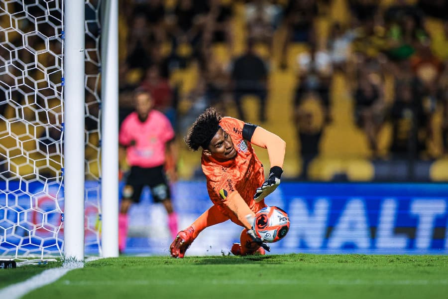 Corinthians tenta antecipar volta de goleiro Hugo Souza