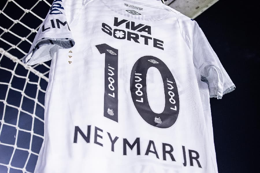 Camisa preparada para Neymar em reestreia no Santos vai a leilão