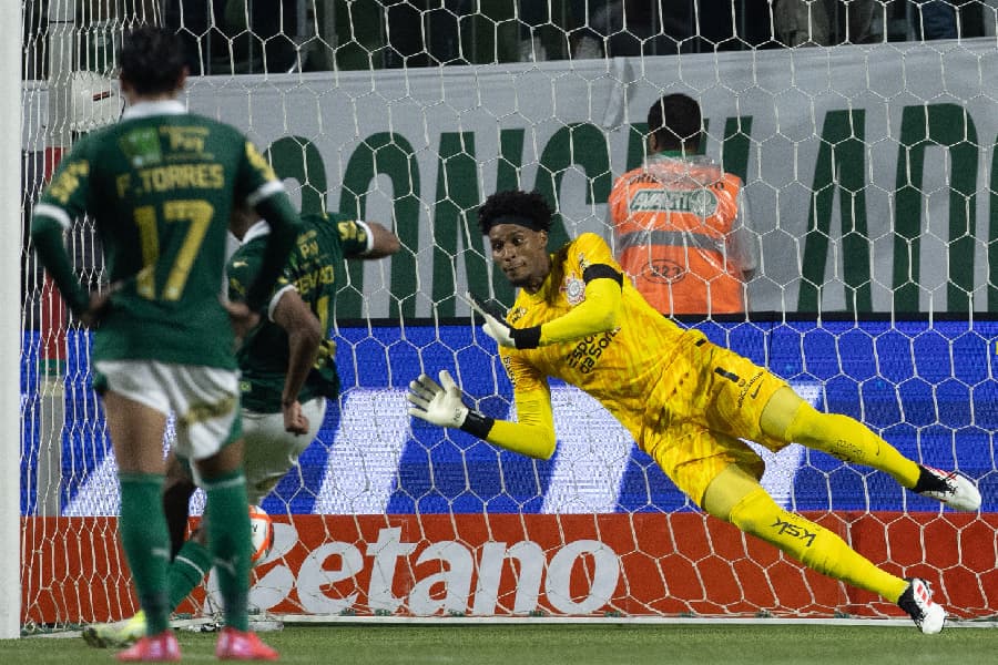 Hugo Souza segue invicto e algoz contra Palmeiras