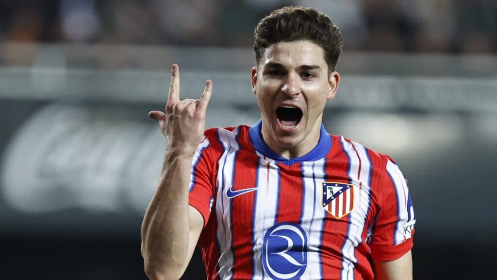 Atlético de Madrid bate Valência e segue na corrida pela liderança